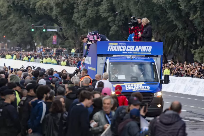 Franco Colapinto cerró el Road Show sobre la caja de un camión