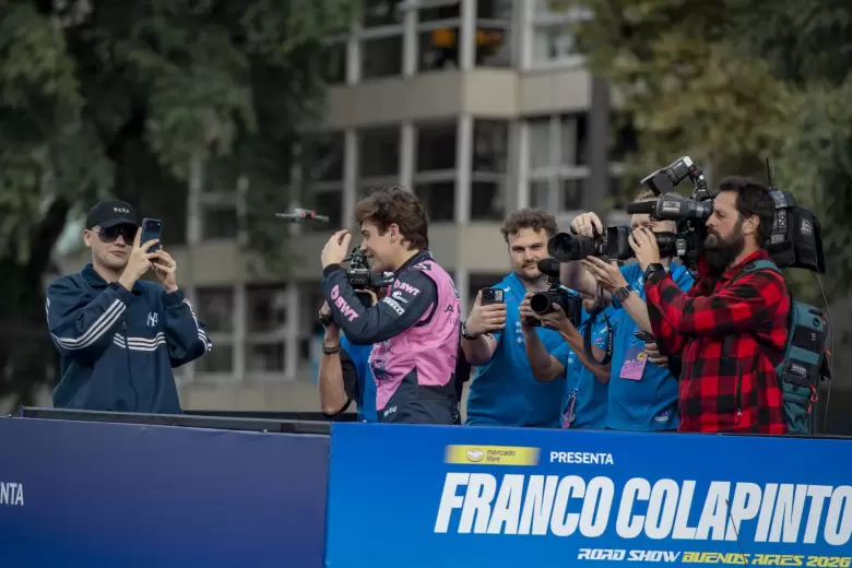 Franco Colapinto cerró el Road Show sobre la caja de un camión junto a Bizarrap