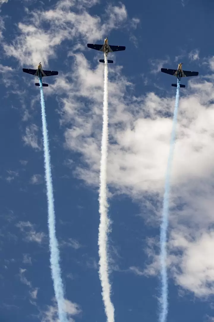 Show aéreo luego del himno nacional que interpretó Pato Sardelli, de Airbag