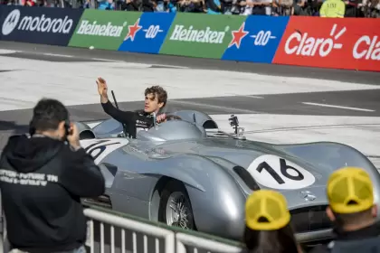 Franco Colapinto en su segunda salida de la jornada, a bordo de la réplica de la Flecha de Plata de Juan Manuel Fangio