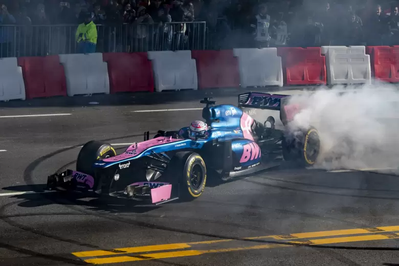 Franco Colapinto en su tercera salida de la jornada, a bordo del Lotus E20 del año 2012