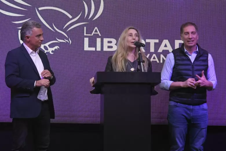 Sebastián Pareja, Karina Milei y Diego Santilli en el cierre de la jornada del acto en Suipacha