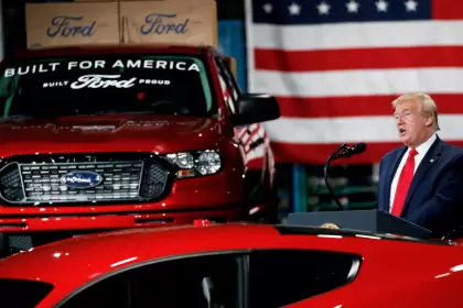 Donald Trump en una visita a una de las plantas de Ford en Detroit. (Archivo).