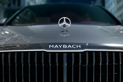 Maybach, la marca de lujo de Mercedes, anticipa su llegada al país en la pantalla grande