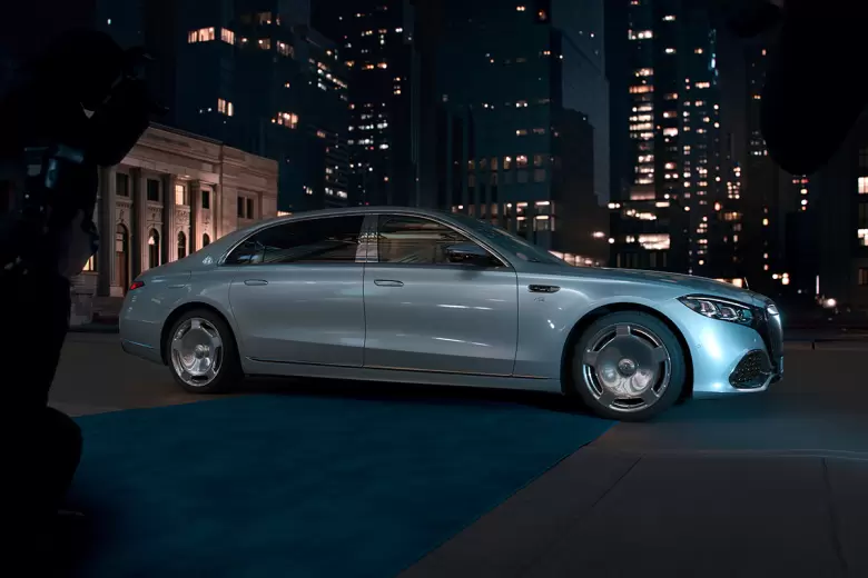 El Mercedes-Maybach Clase S ocupa un rol central como vehículo del personaje de Miranda Priestly.