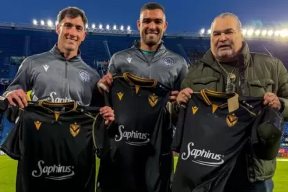 Chilavert junto a Marchiori y Montero durante la presentación de la nueva camiseta de arquero en el Amalfitani