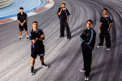 Los jugadores del Inter Miami posan con la indumentaria de la colección de Adidas junto a Audi. (@adidasmotorsport)