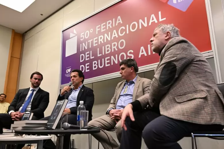 La presentación del libro fue en La Feria del Libro, con Luis Tonelli y Augusto Ardiles.