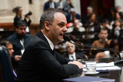 Manuel Adorni durante la presentación del informe de gestión en Diputados