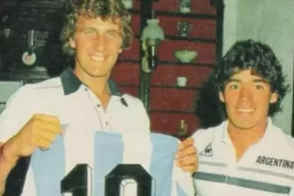 Jean-Marie Pfaff con la 10 de Maradona, con quien forjó una gran amistad a lo largo de los años. (@pfaff.jeanmarie)
