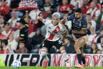 Ian Subiabre cuida la pelota durante el triunfo de River por 1-0 ante Carabobo