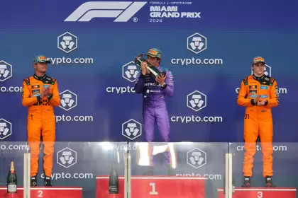 Andrea Kimi Antonelli celebra su victoria en Miami junto a Lando Norris y Oscar Piastri