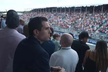 Petersen analizando oportunidades de posicionamiento en uno de los eventos deportivos más importantes del mundo