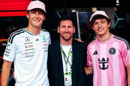 George Russell, Lionel Messi y Kimi Antonelli, durante la visita del capitán al box de Mercedes.