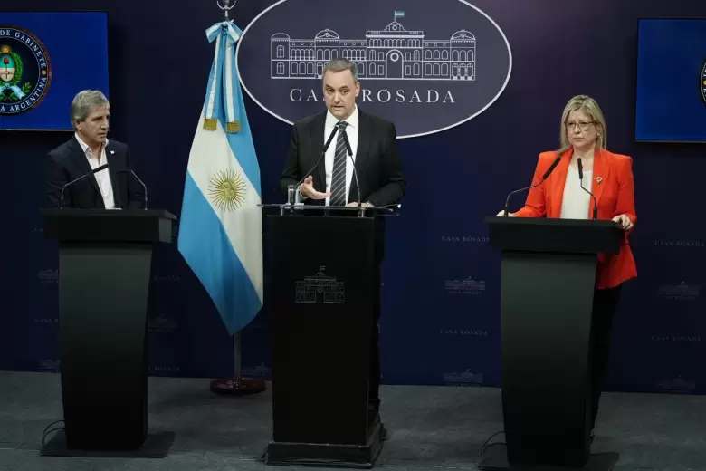 Manuel Adorni encabezó una conferencia de prensa junto a Luis Caputo y Alejandra Monteoliva