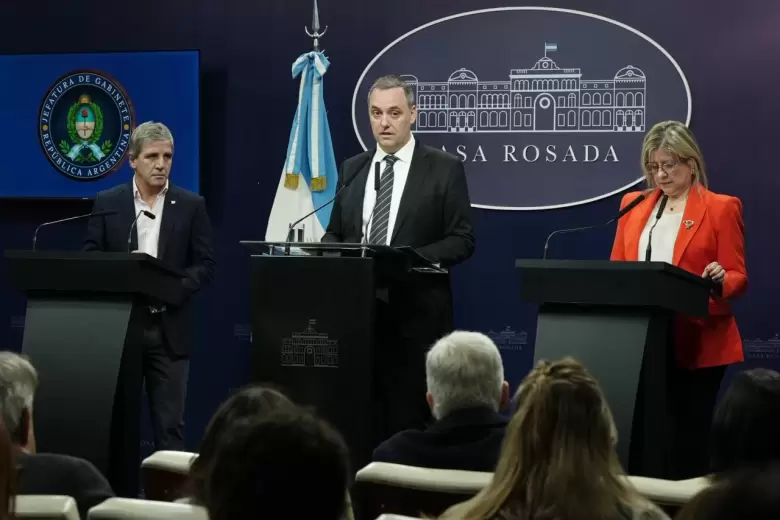Manuel Adorni encabezó una conferencia de prensa junto a Luis Caputo y Alejandra Monteoliva