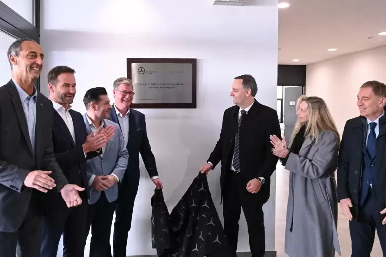 Karina Milei, Manuel Adorni y Diego Santilli participaron de la inauguración de la nueva planta de Mercedes-Benz