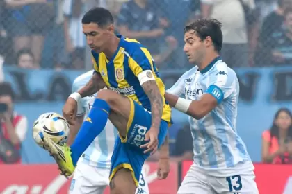Ángel Di María cuida la pelota ante la marca de Santiago Sosa en el último cruce entre Rosario Central y Racing