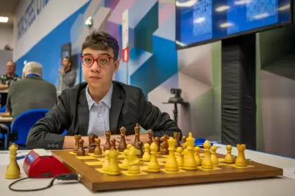 Faustino Oro, concentrado frente al tablero durante una de sus partidas decisivas en Europa