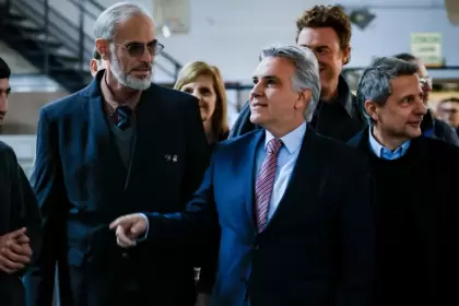 Llaryora se diferenció de Milei y anunció un fondo millonario para escuelas técnicas