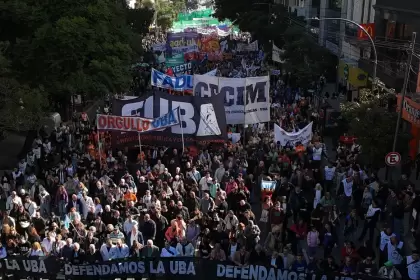 Miles de manifestantes confluyen en el centro porteño para respaldar a las universidades nacionales.