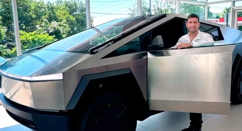 Manuel Quintar junto a un Tesla Cybertruck en EE.UU.