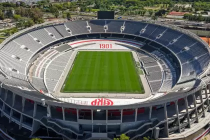 Dos hinchas podrán dormir dentro del estadio de River