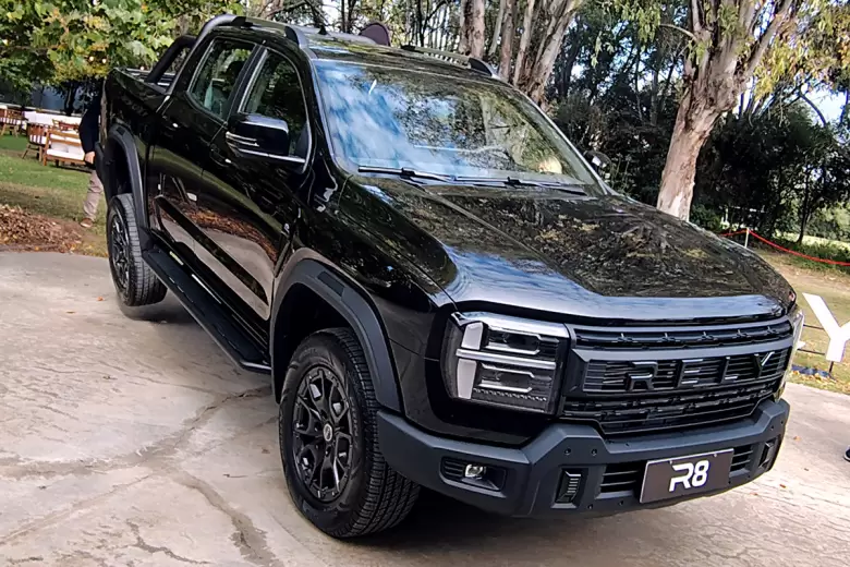 La Rely R8 arriba en cuatro versiones, todas 4x4 y con motor 2.3 turbo diesel.