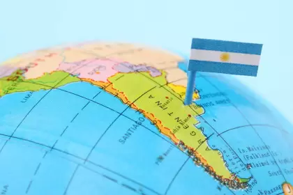 ¿Por qué los argentinos usan tarjetas cripto para gastar USDT en lugar de pesos?