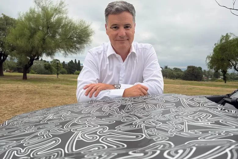 Pablo Sibilla, Presidente de Renault, junto a una unidad de la Niagara Concept.