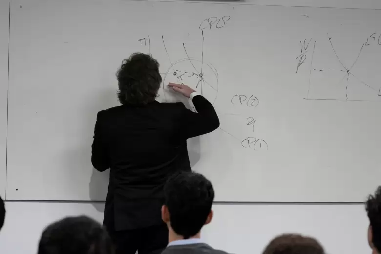 Milei volvió a la actividad pública con una charla en la UdeSA y evitó hablar de la crisis interna