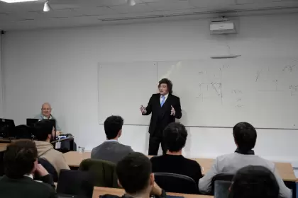 En medio de la pelea entre Santiago Caputo y Martín Menem, Milei dio una exposición en la UdeSA