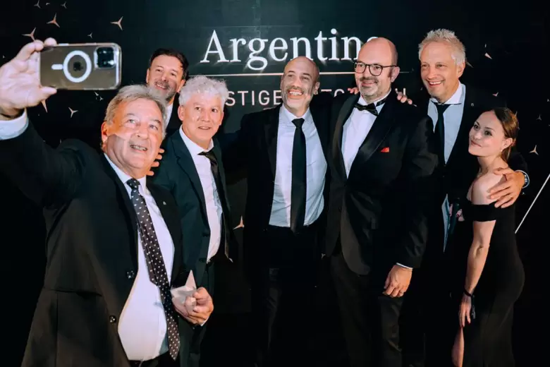 Momento de selfie a cargo de Daniel Herrero, CEO & Presidente de Prestige Auto, junto a parte de su equipo.