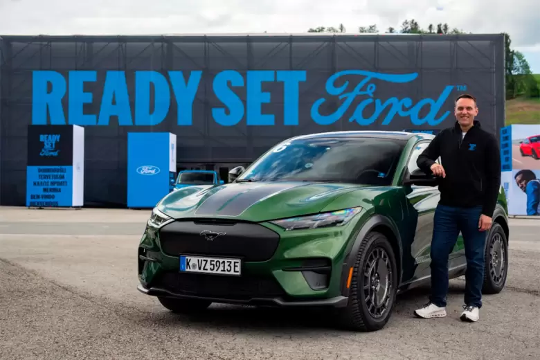 Jim Baumbick, Presidente de Ford Europa, junto al Mustang Mach-E.