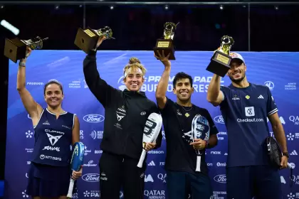 Triay, Brea, Chingotto y Galán posan juntos con sus trofeos tras ganar el Premier Padel de Buenos Aires.