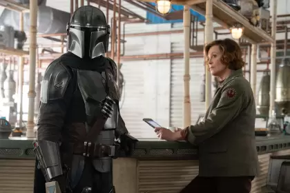 Mando y Sigourney Weaver, flamante incorporación al universo