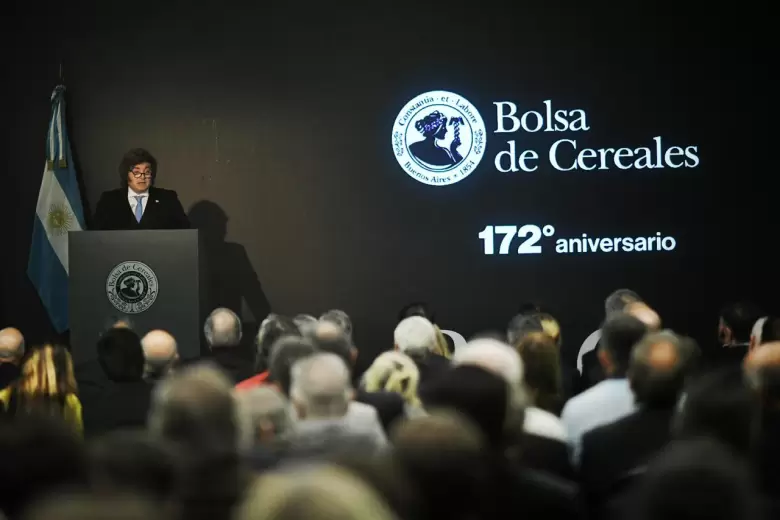 Milei anunció una baja de retenciones y destacó el récord exportador del sector agropecuario
