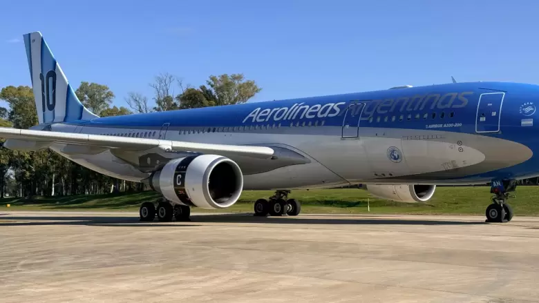 Aerolíneas Argentinas presentó hoy en el Hangar 5 de Ezeiza el #ElAviónMásArgentinodelMundo, un diseño conmemorativo especial inspirado en la Selecci