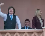 Javier y Karina Milei junto a Santiago Caputo, en el balcón de la Casa Rosada