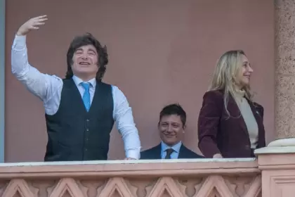 Javier y Karina Milei junto a Santiago Caputo, en el balcón de la Casa Rosada