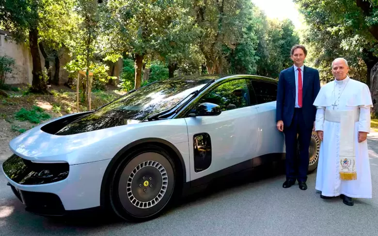 El Presidente de Ferrari, John Elkann, junto al Papa León XIV y la Ferrari Luce.