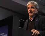 Caputo adelantó una nueva ley para impulsar el uso de dólares no declarados