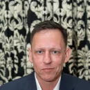 Peter Thiel desembarca en Argentina y el Gobierno acelera el plan de “pasaporte dorado” para millonarios