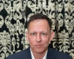 Peter Thiel mira a Argentina como refugio y el Gobierno acelera su plan de "pasaporte dorado" para grandes inversores