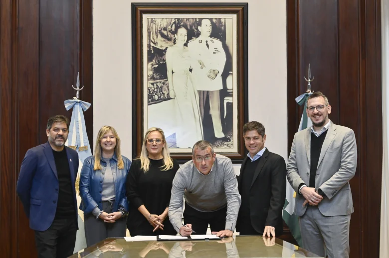 Maximiliano Suescun firmó un convenio con el oficialismo provincial - Gobernación PBA