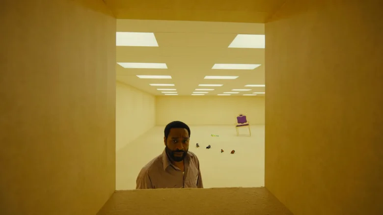 Chiwetel Ejiofor en Backrooms. - A24
