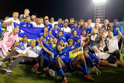 Selección de Curazao festejando la clasificación al Mundial 2026. (@TheBlueWaveFFK)