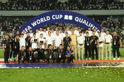 Selección de Uzbekistán festejando la clasificación al Mundial 2026.