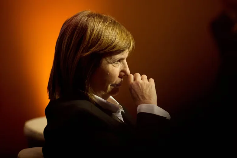 Es una mujer absolutamente dedicada y entregada al país. Respira política, fuma política, come política, duerme política