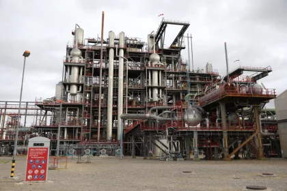 La PIAP demandó una inversión cercana a los US$ 1.000 millones en su construcción y comenzó a operar en 1993.